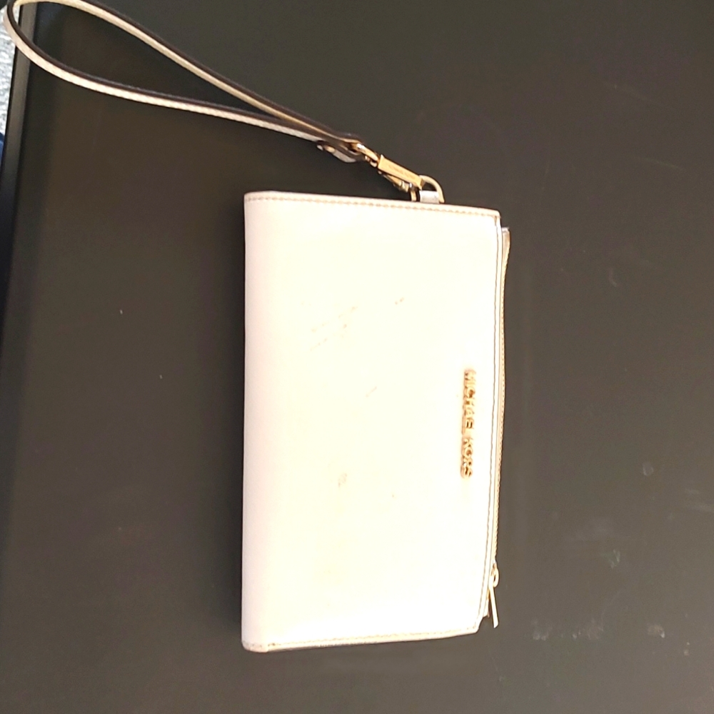 Michael kors wristlet white